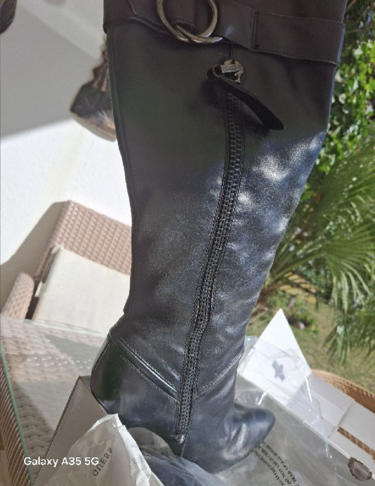 🌀🌀 Magnfiques  bottes noir GUESS authentiques, excellent états a part la toute petite écorchure dans le clou du talon , ds la photo qui est insignifiante 
