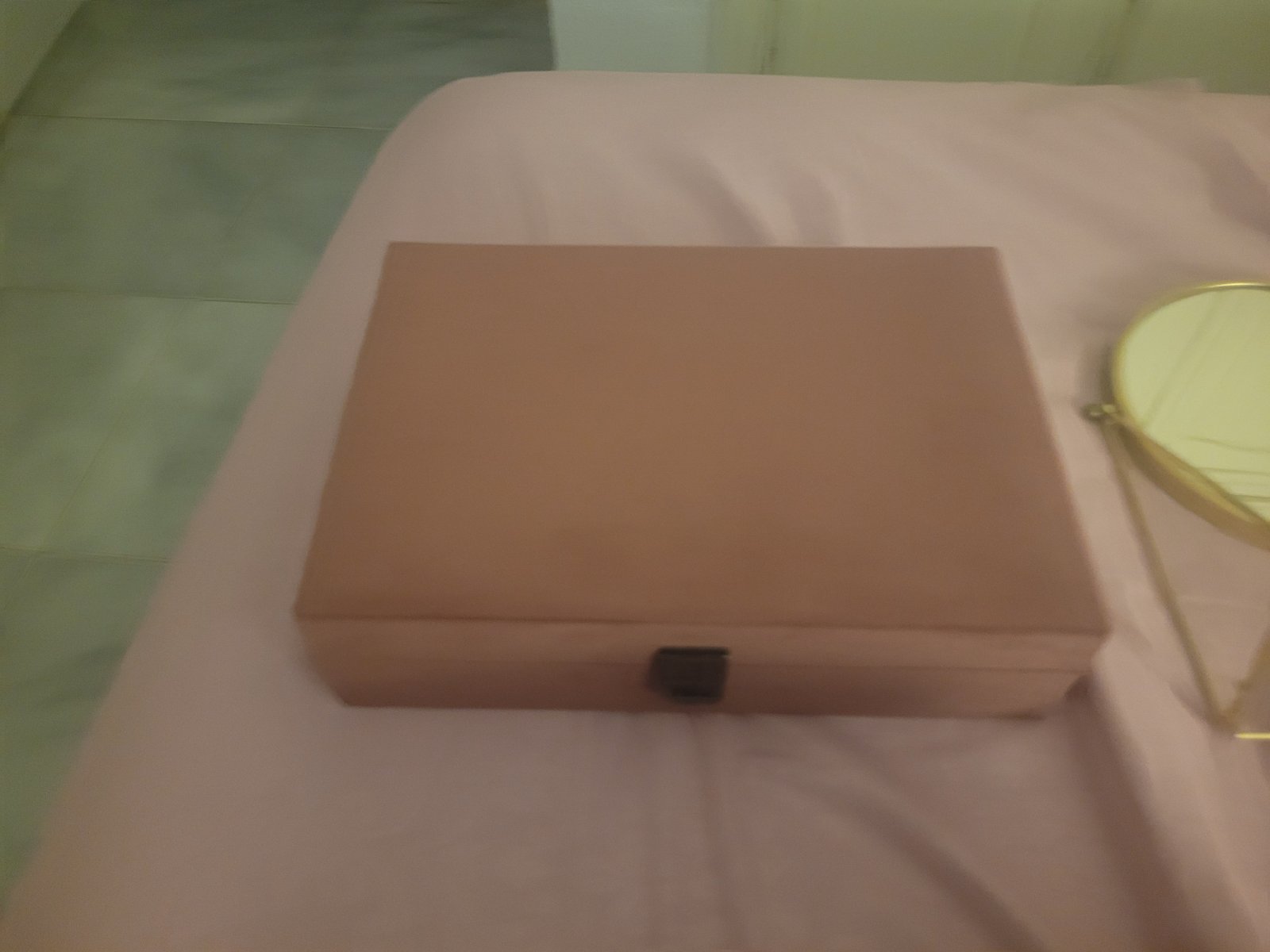 Boite bijoux en velour + petit miroir doré pour maquillage