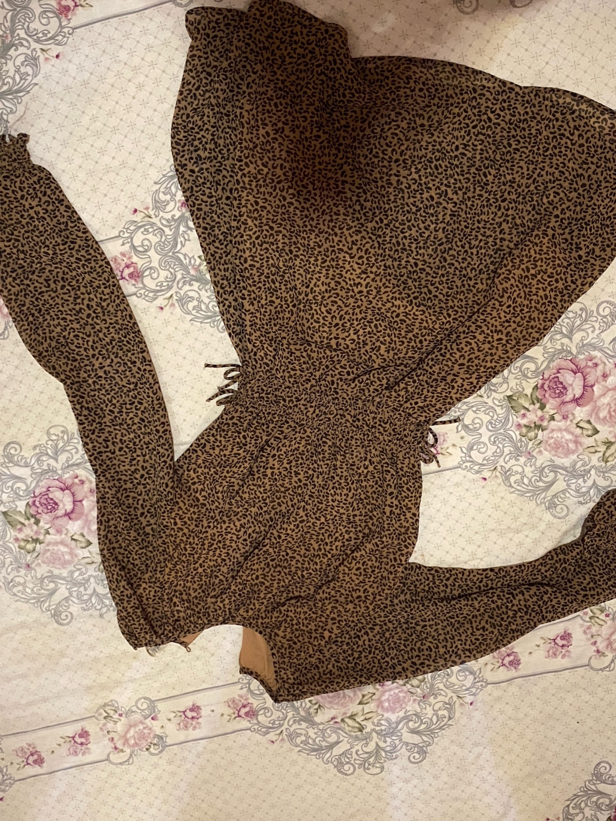 Robe courte à manches longues imprimé léopard H&M (Taille XS / 158 cm)
