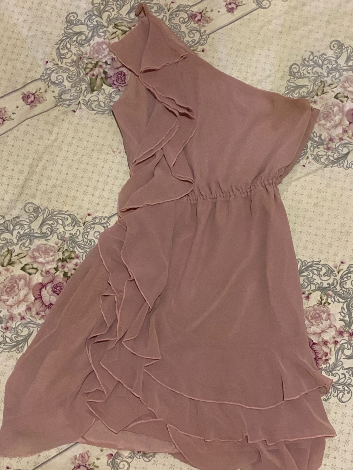 Robe courte asymétrique à volants rose poudre Arden B.