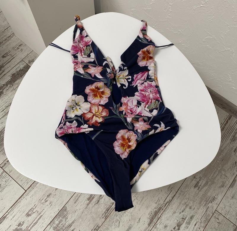 Maillot de bain 1 pièce bleu marine à imprimé floral – Décolleté plongeant