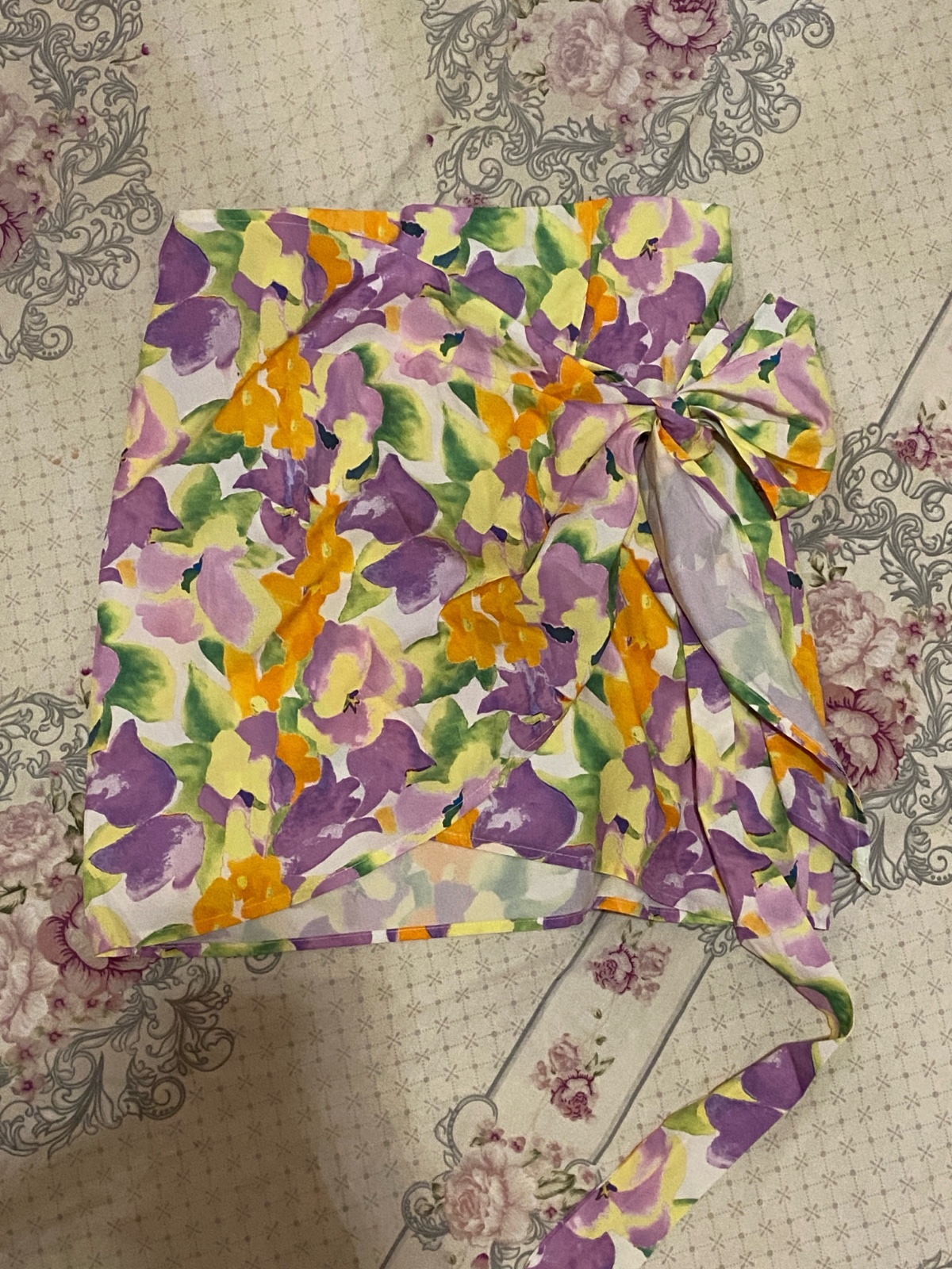 Jupe courte portefeuille à motif floral