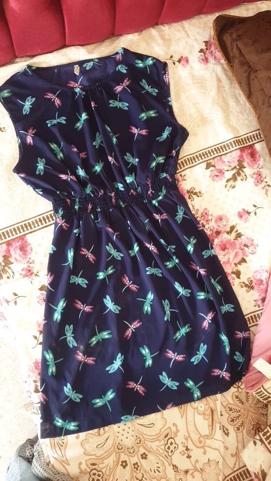 Robe bleu marine, motif papillons 