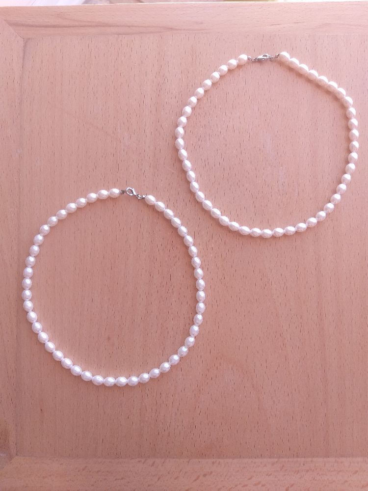 2 colliers en perles naturelles blanc et Champagne 