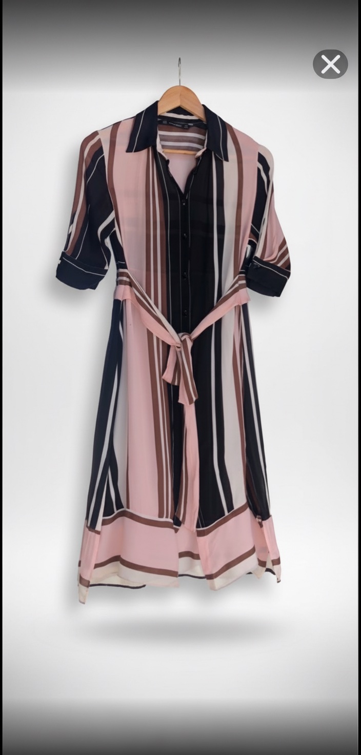 Robe multicolore avec des bouttons