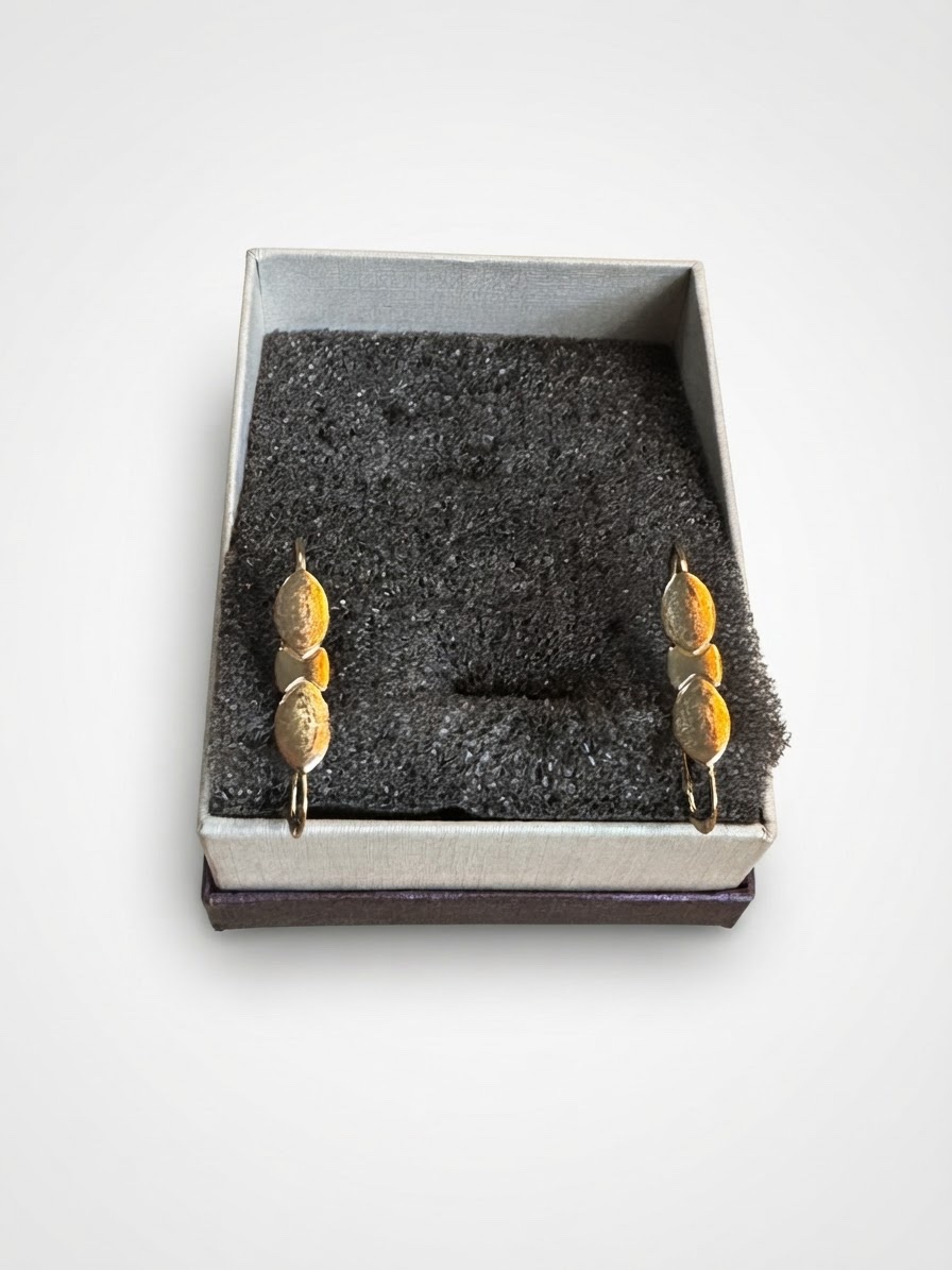 Boucles d'oreilles créoles dorées, pharmaceutique