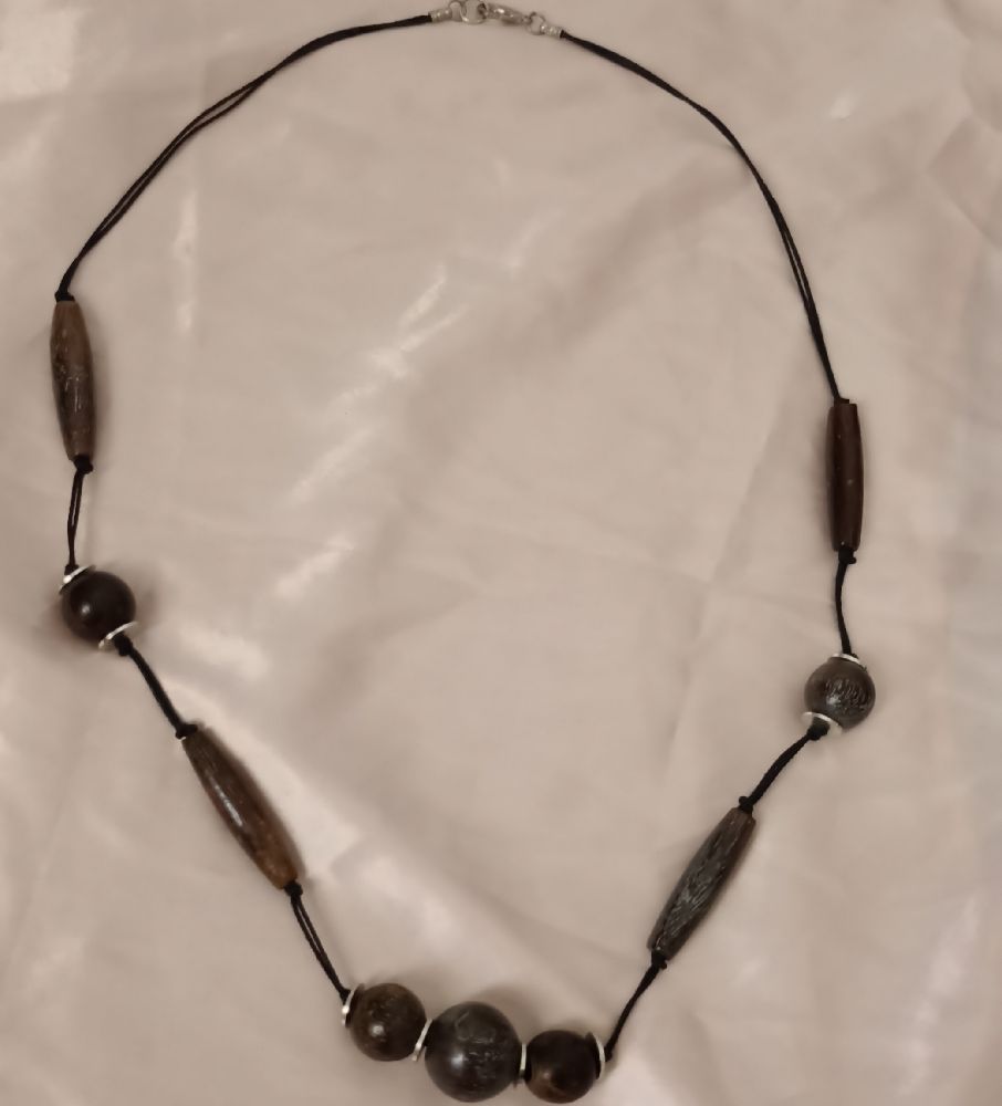 Collier en bois foncé naturel 