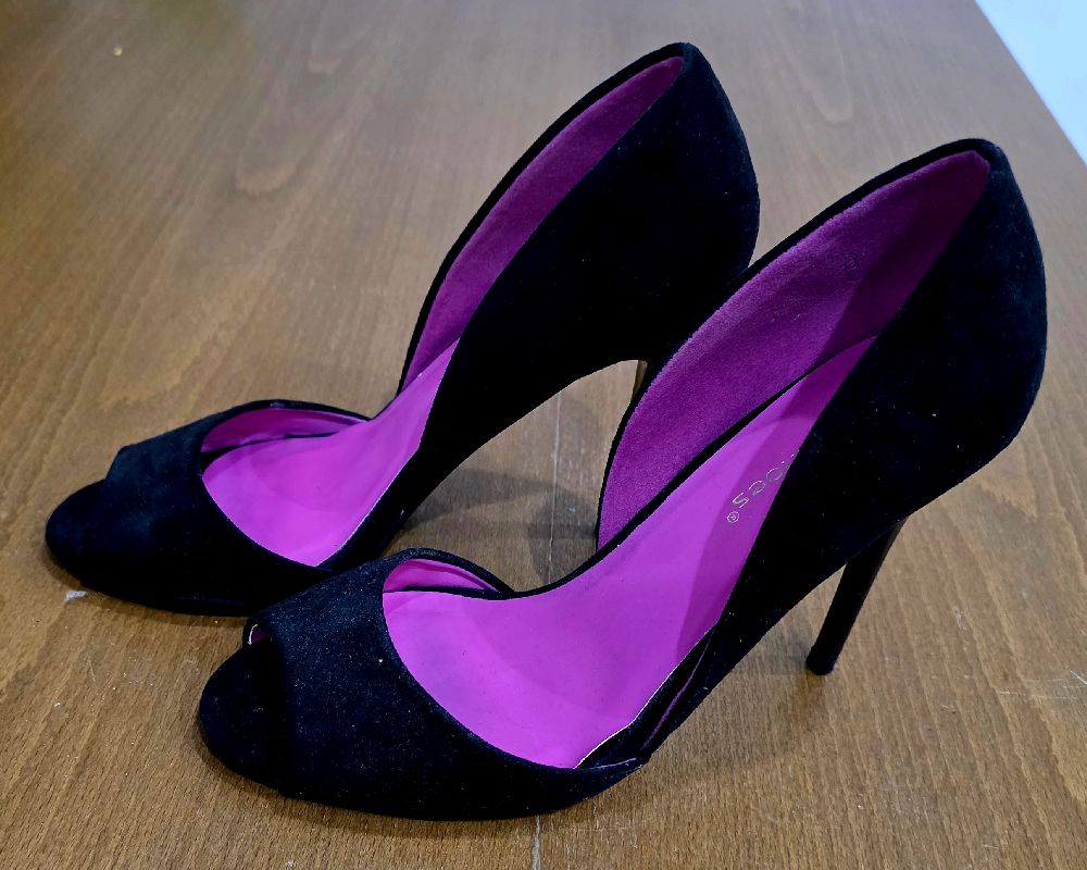 Escarpins a bout ouvert en daim noir