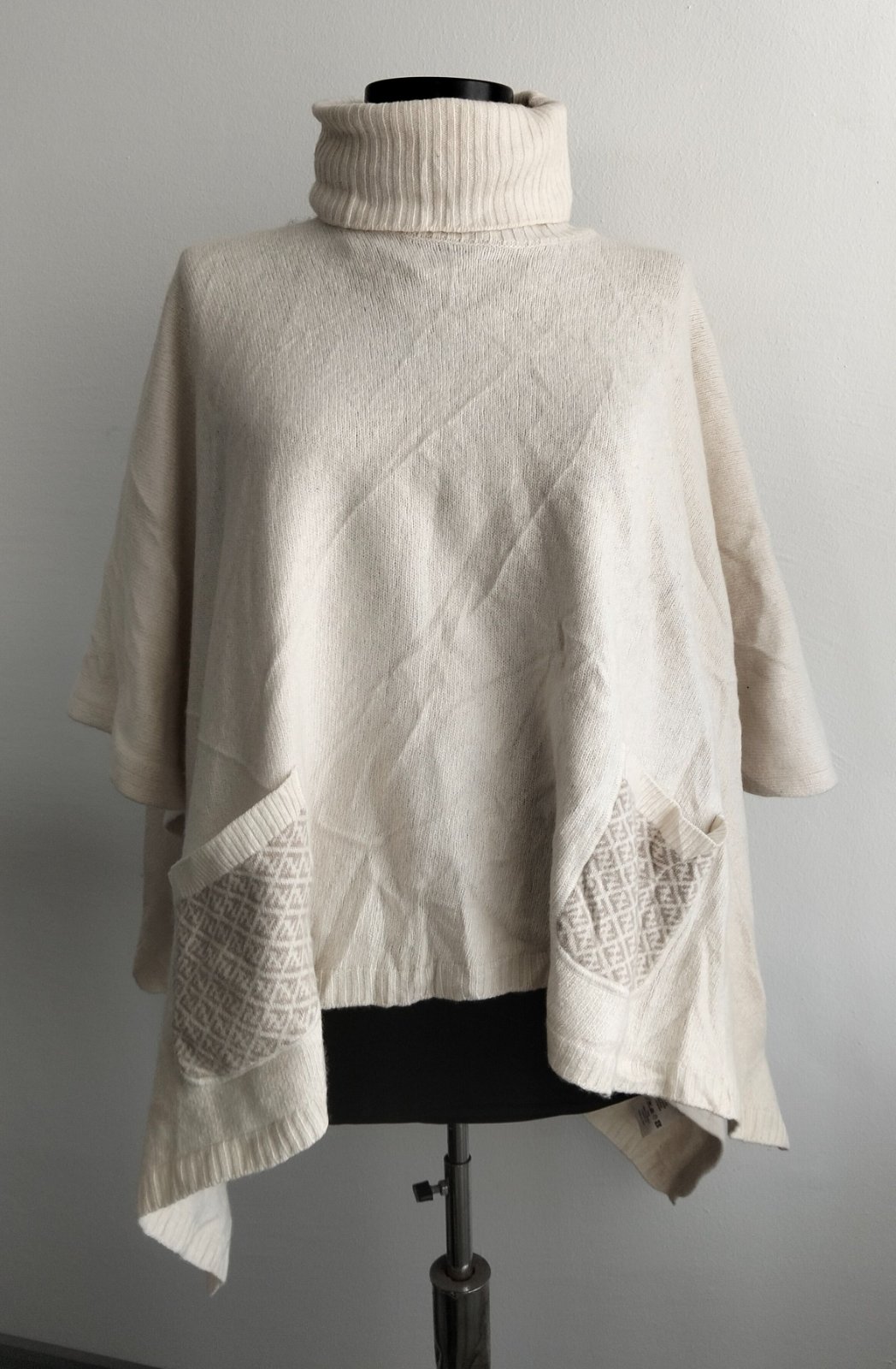 Poncho Fendi 