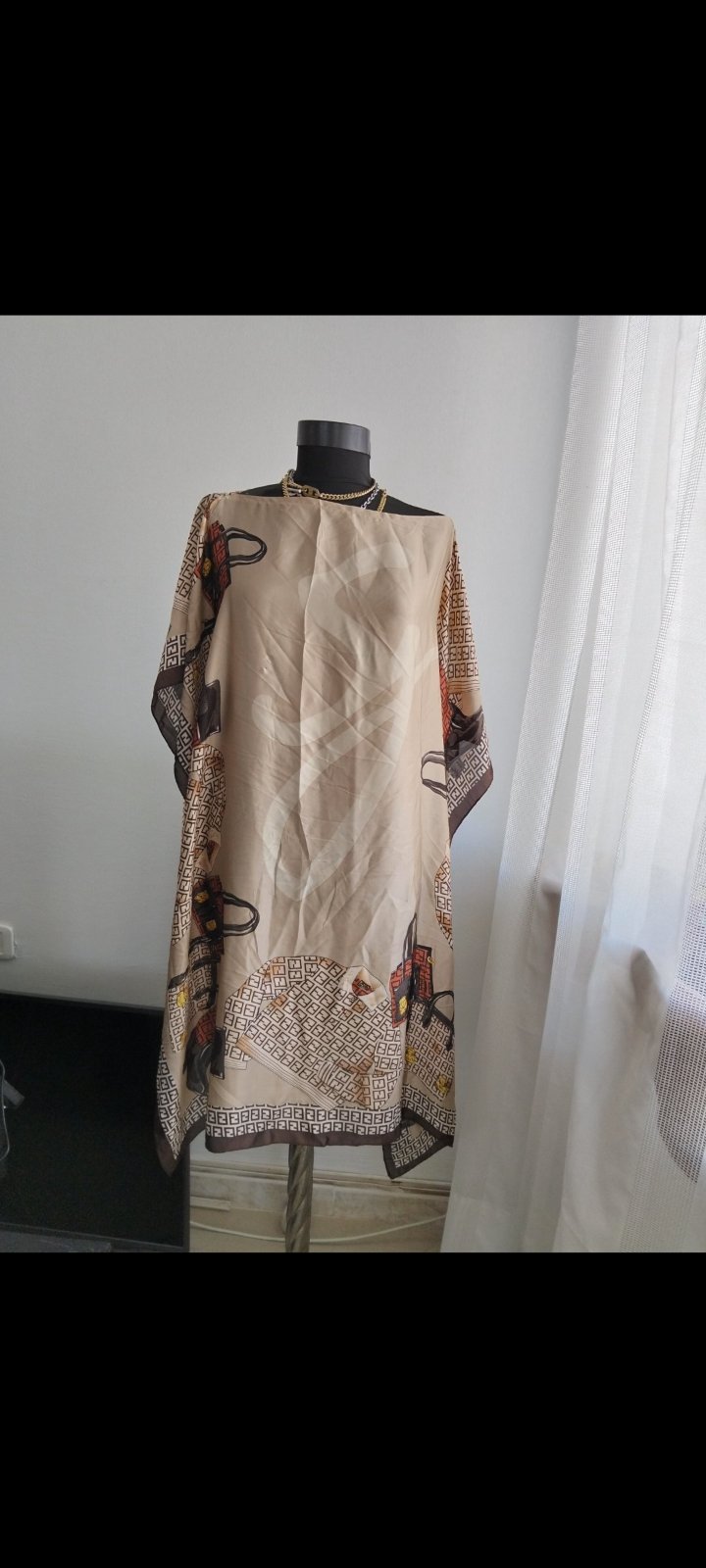 Fendi . C genre une robe qui se met sur le top d'un maillot, donc ça march s et XL pour toutes les tailles