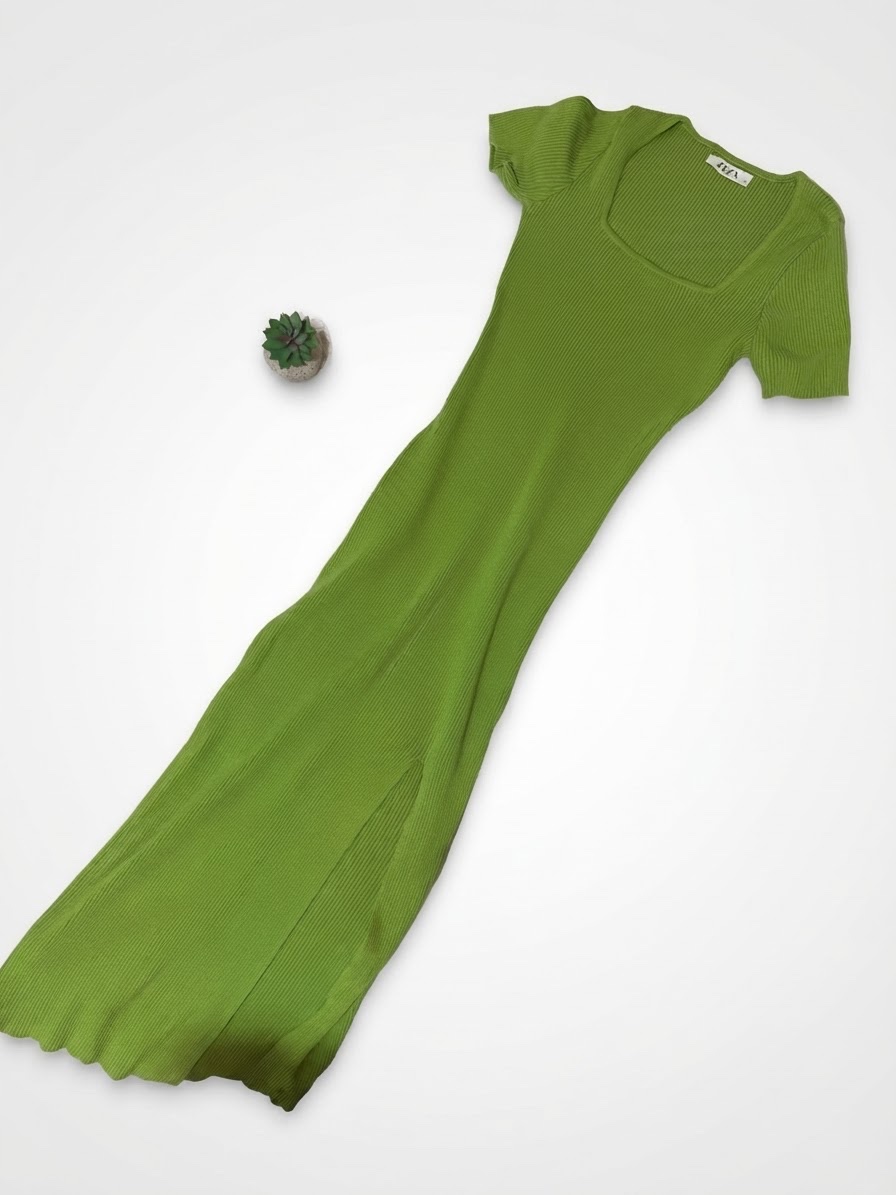 Robe verte simple et élégante avec petite fente 💚