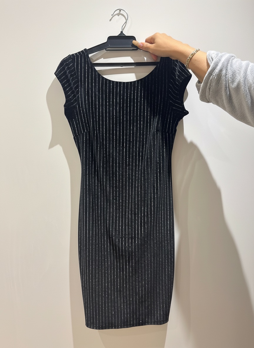 Robe noire en velours fin, paillettée rayée, avec un dos petit v