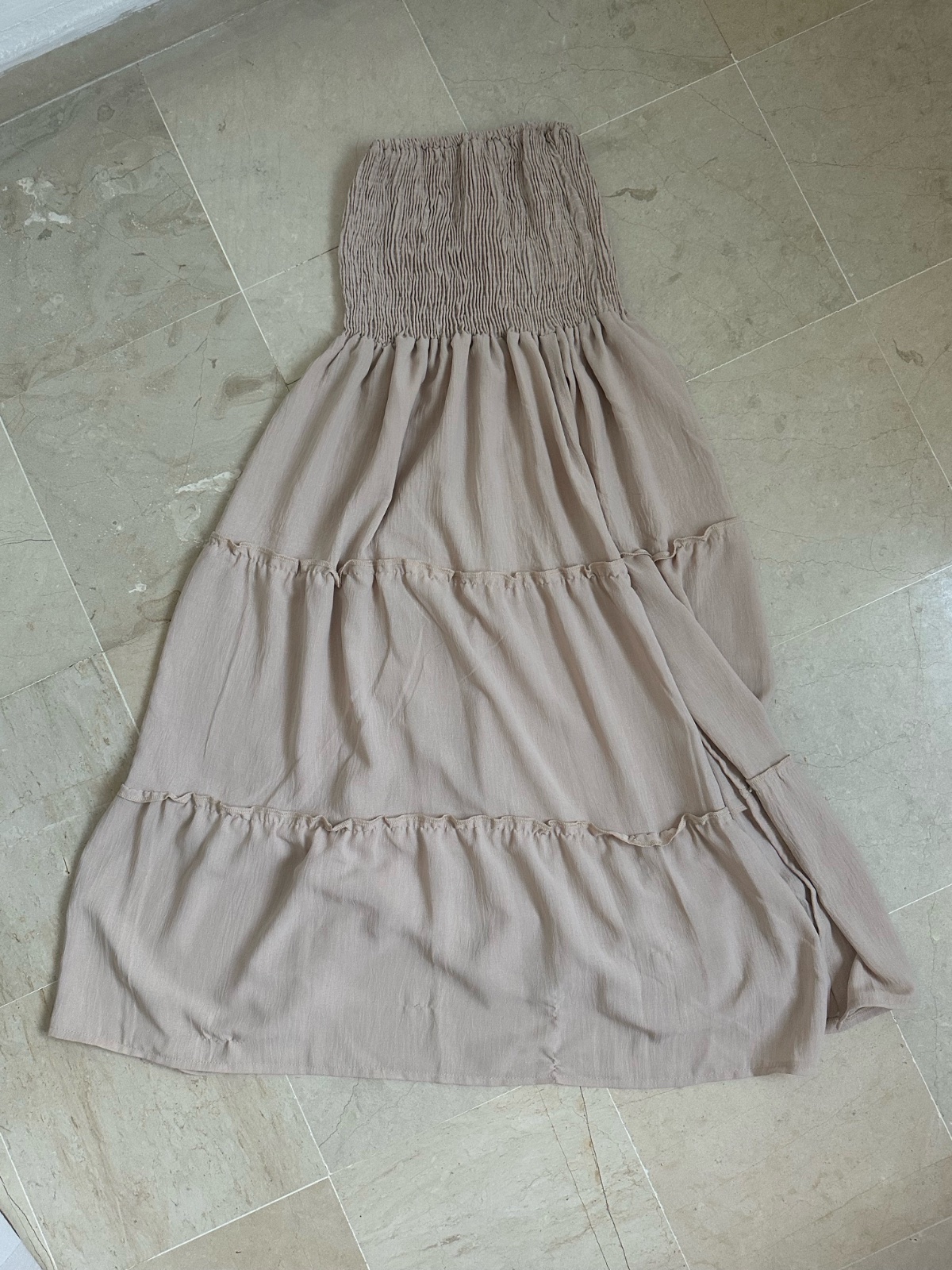 Longue jupe beige avec fente 