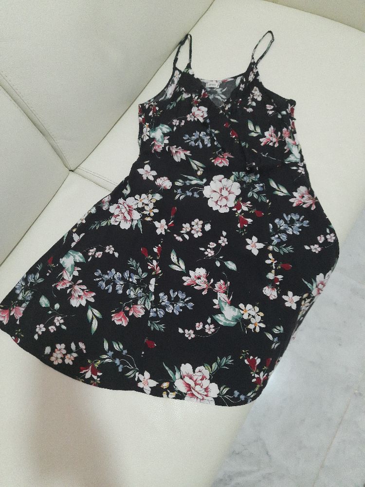 Robe noire fleurie