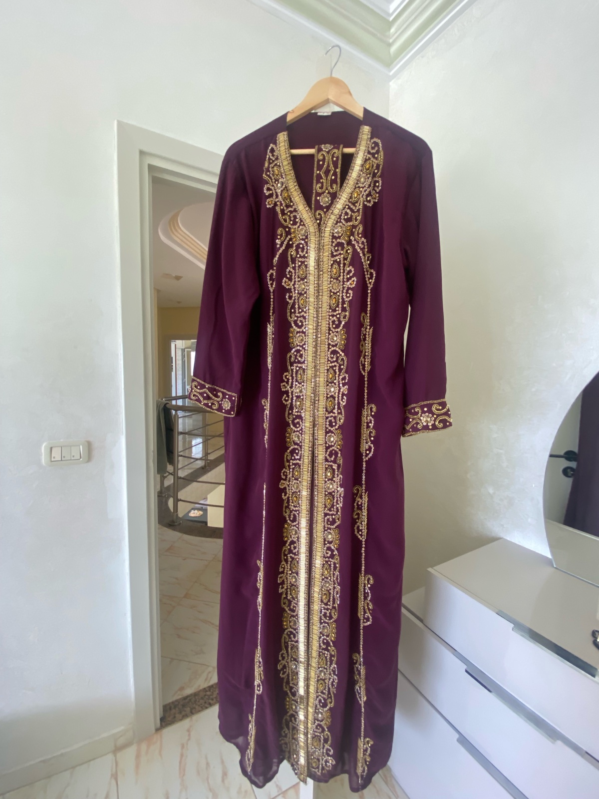 Caftan bordeaux et doré importé du qatar