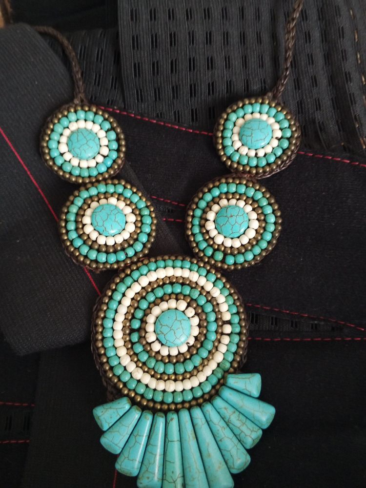 Collier couleur turquoise.