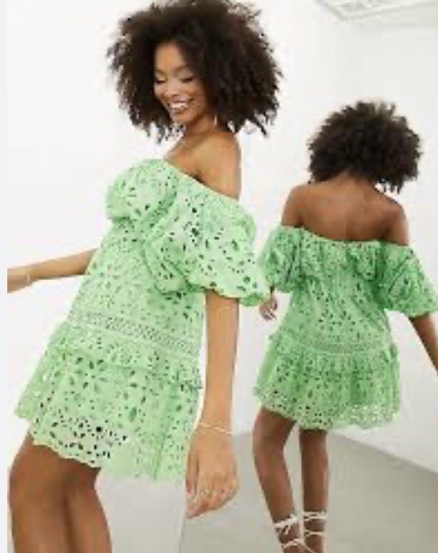 jolie robe col volant 