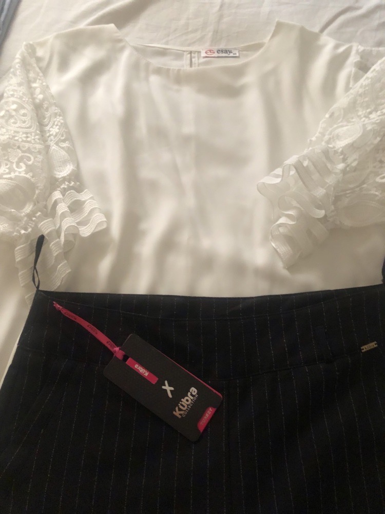 joli set chemise blanche et pantalon large a rayures 
