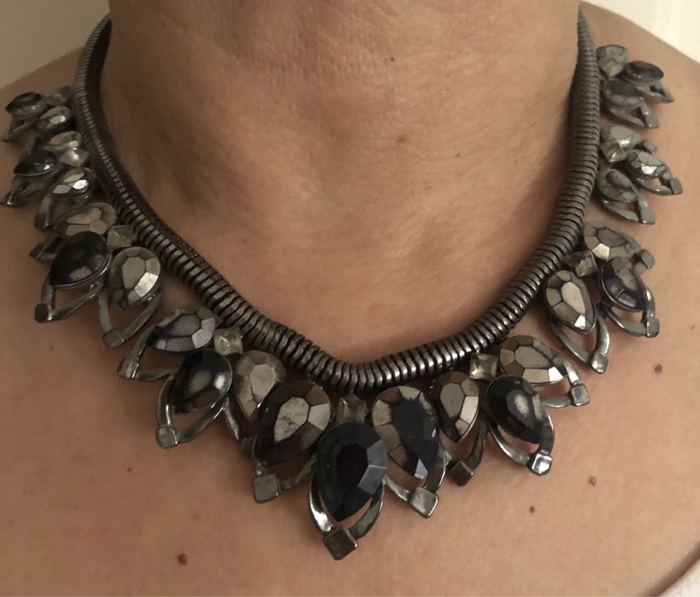 un tres joli collier 