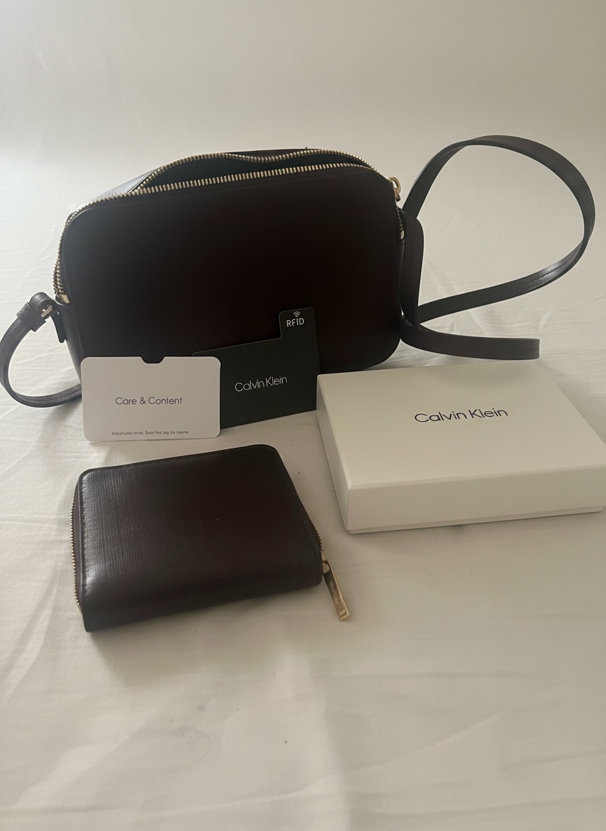 Un joli sac a main et porte monnaie Calvin Klein 