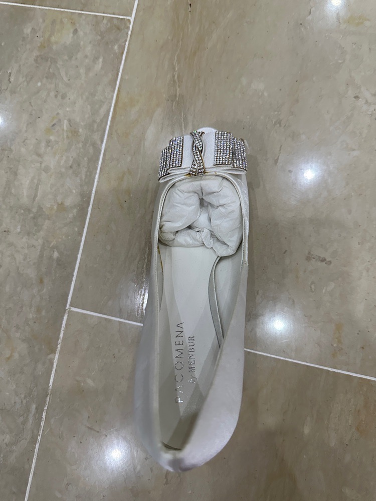Talon blanc en satin 