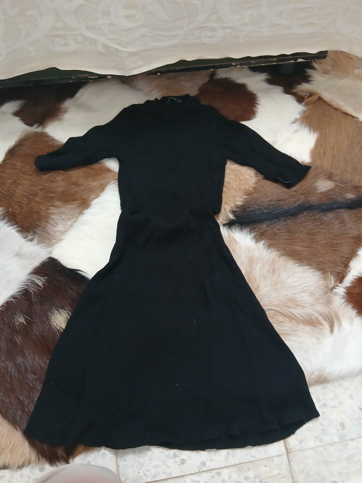 Robe noir bershka manche  3car nafes el tay7a mte3 la dernière robe mais elle est mini 