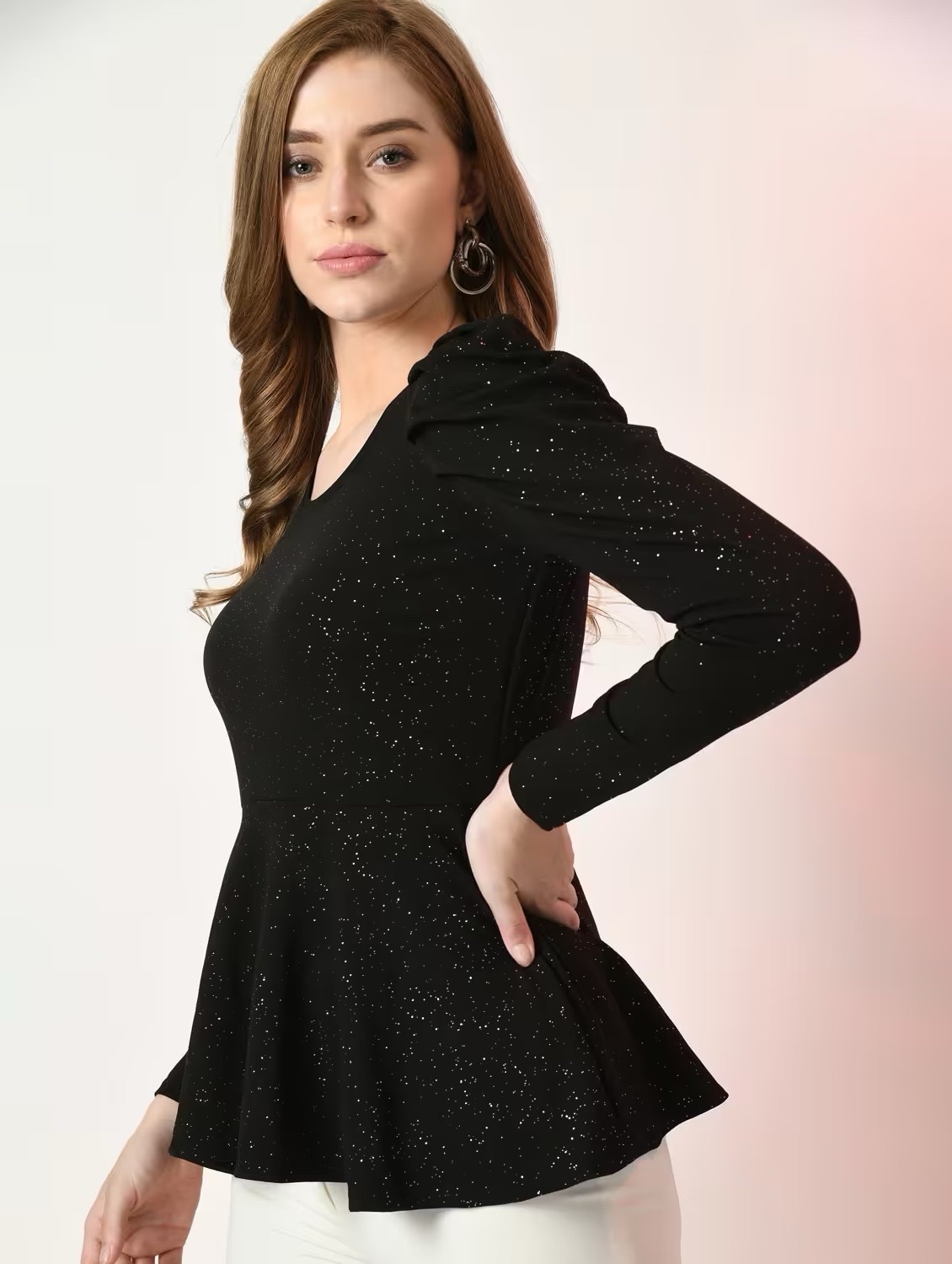  un haut à basque ("peplum") noir à manches longues de la marque My Style