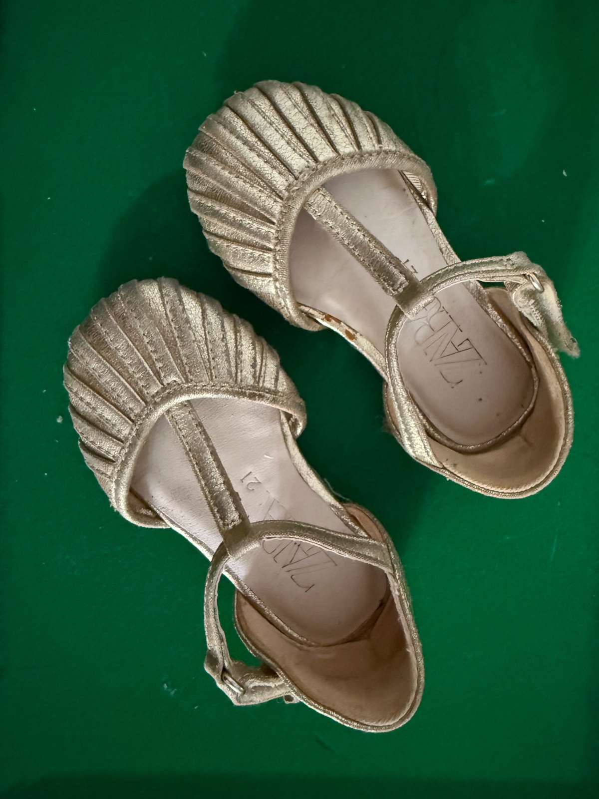 Chaussure doré 