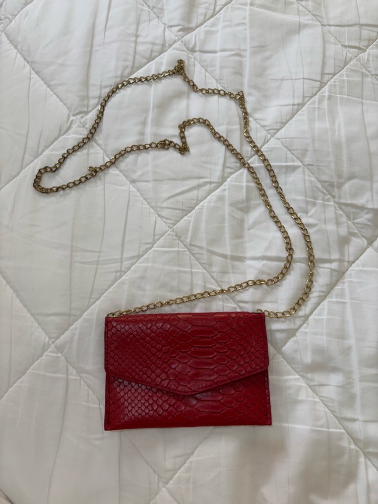 Small red card/coun purse with chain 