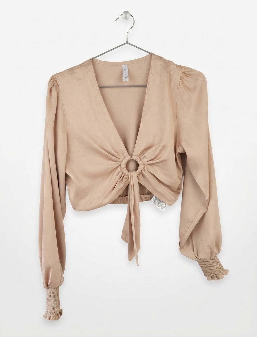 S'agit d'un élégant haut en satin beige