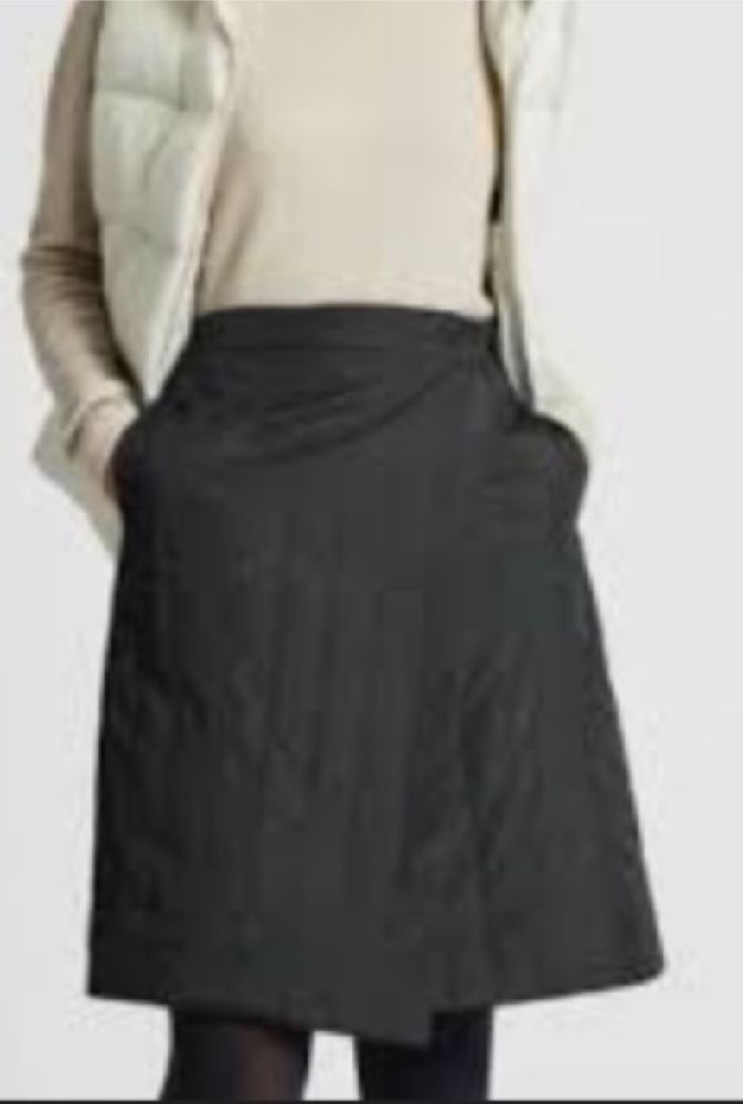 Jolie  jupe noir  la marque uniqlo