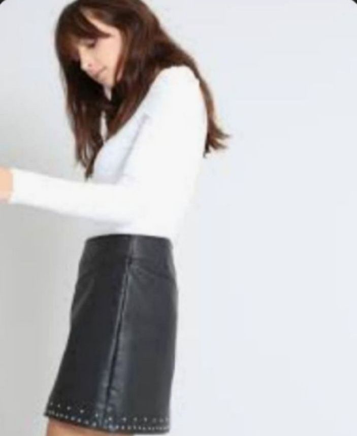 Sublime mini jupe cuire avec strass 