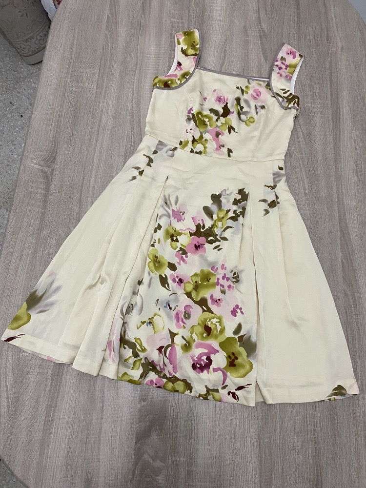 Jolie robe fleurie satinée