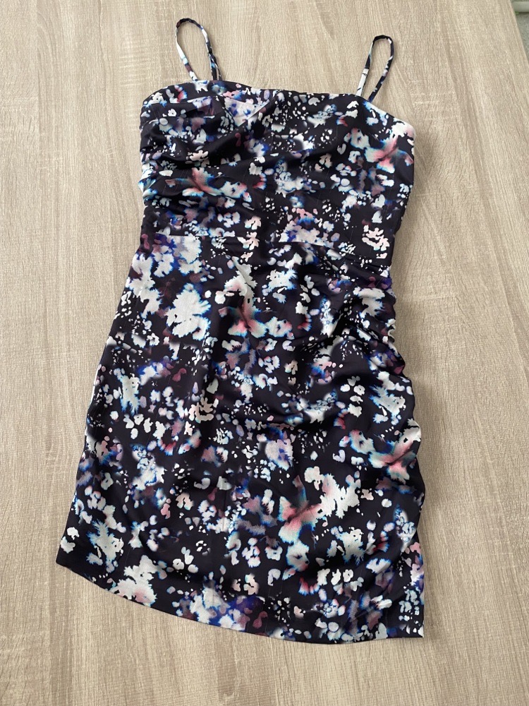 Une jolie robe courte satinée 