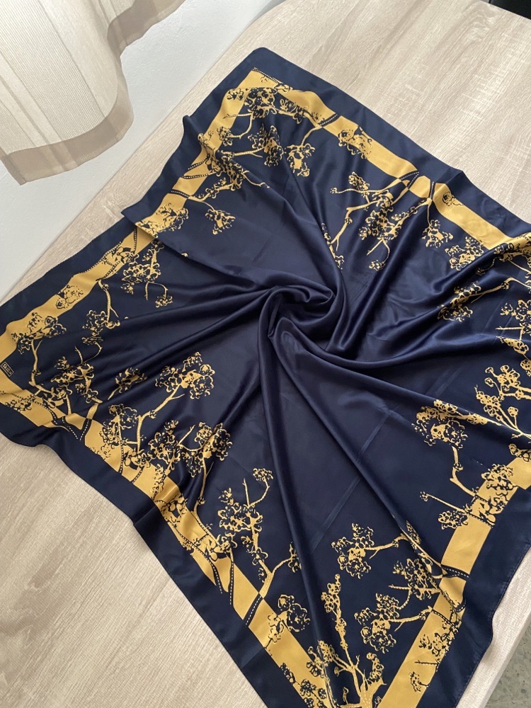 Foulard carré satiné neuf 