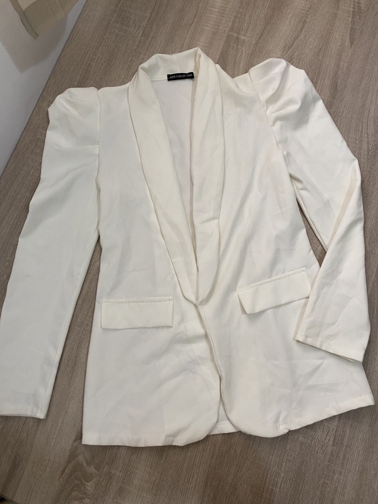 Blazer blanc à manches bouffantes 
