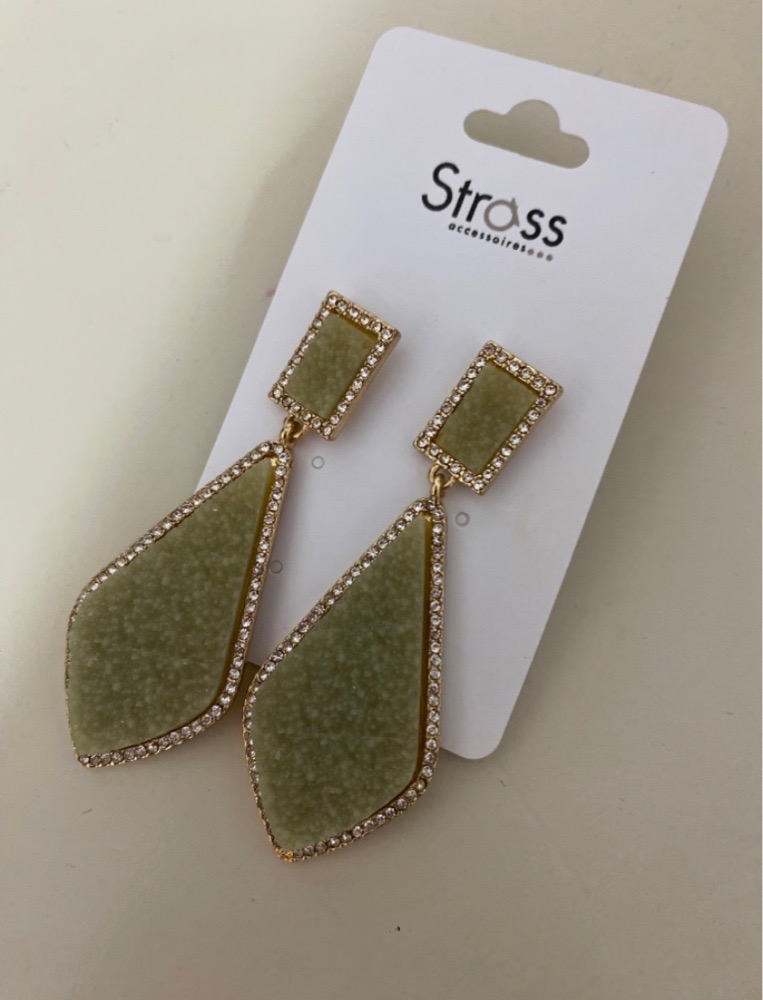 Des boucles d'oreilles Strass neufs
