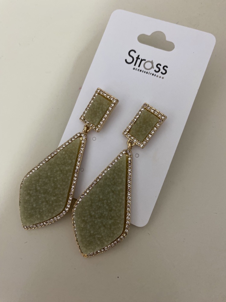 Des boucles d'oreilles Strass neufs 