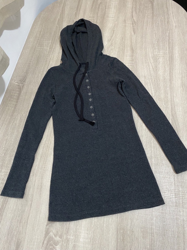 Pull gris foncé avec capuche 