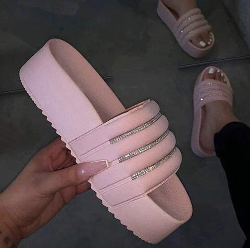 Claquettes femme couleur rose 