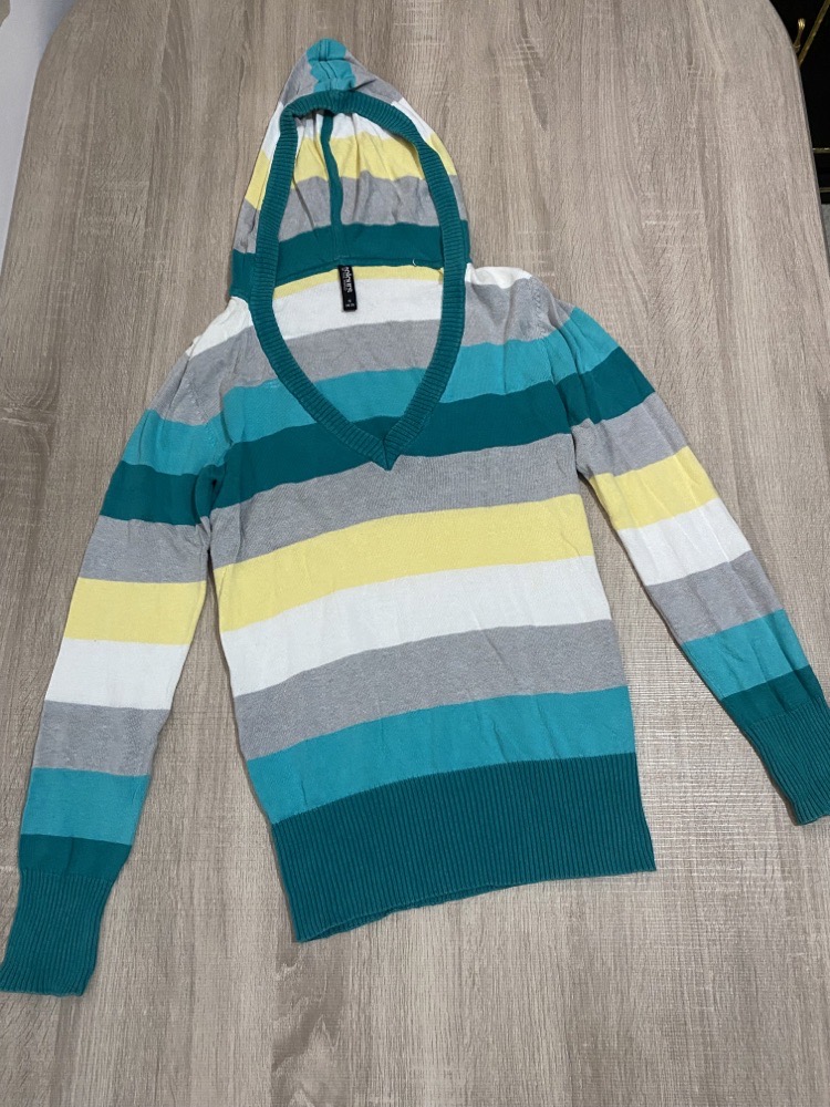 Pull col v avec capuche