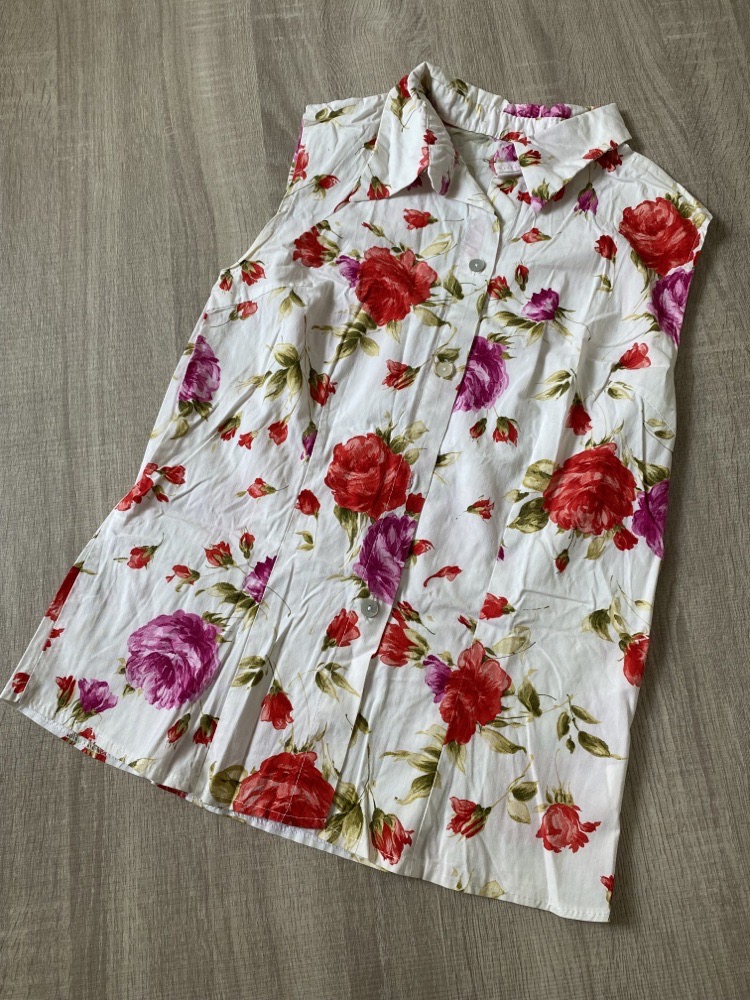 Jolie chemise fleurie sans manches