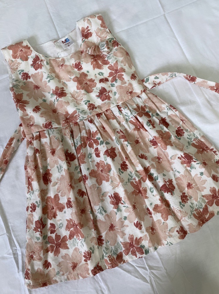 Jolie robe fleurie pour fille 