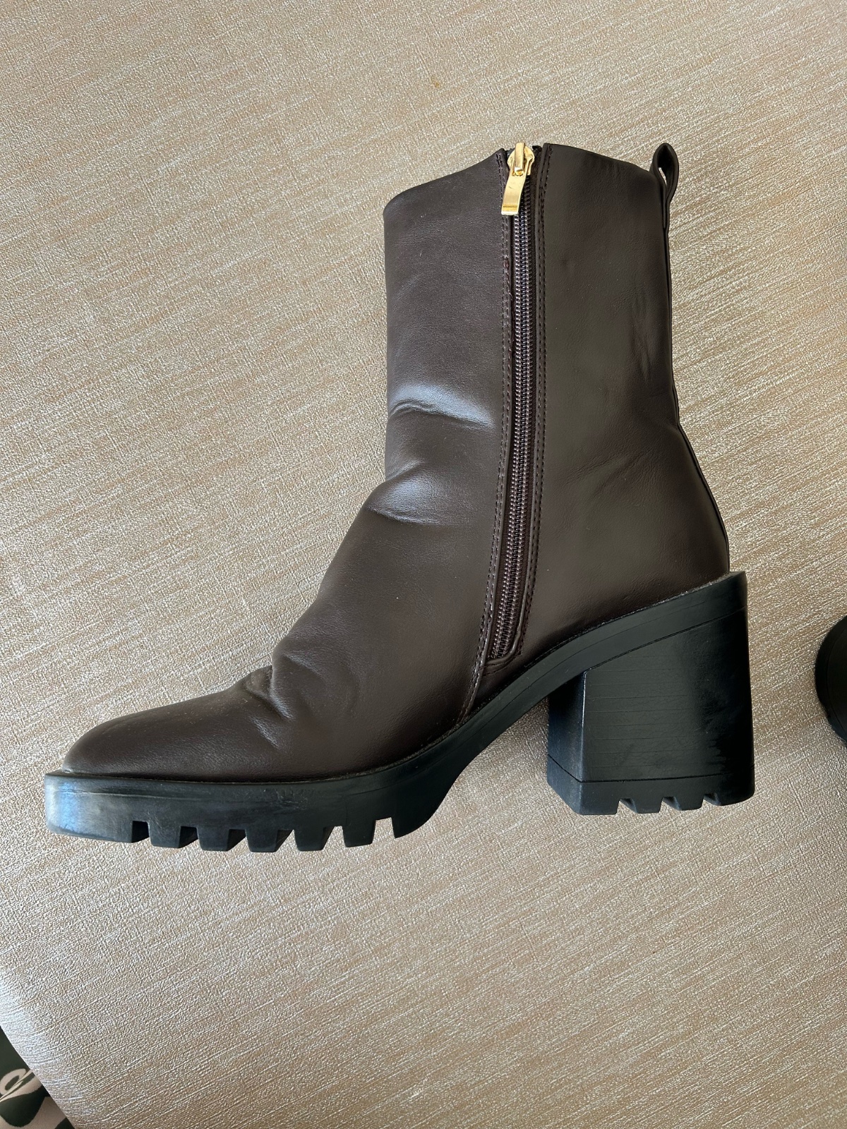 Des bottines marron à talon