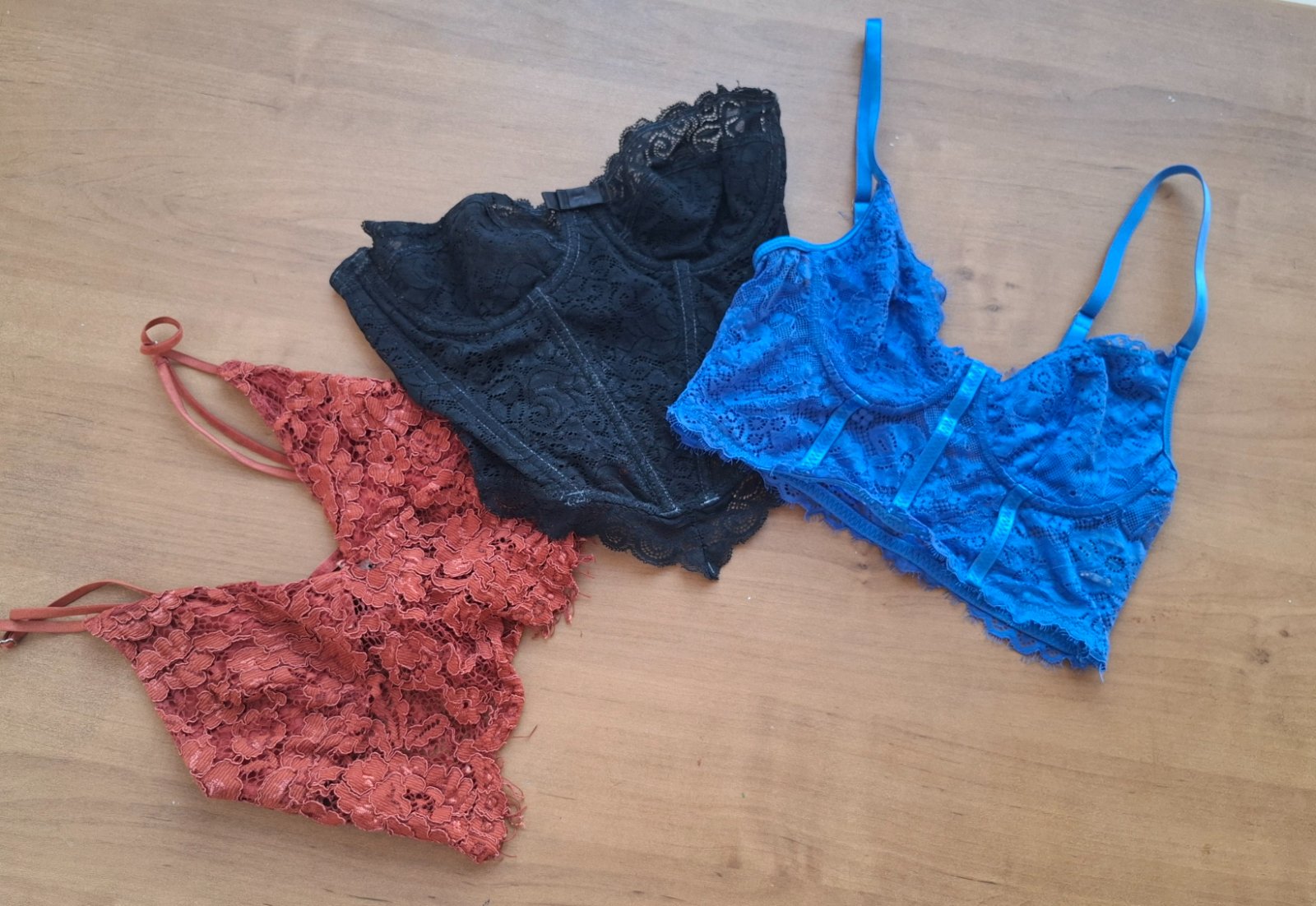 Lot de trois bralettes en dentelle