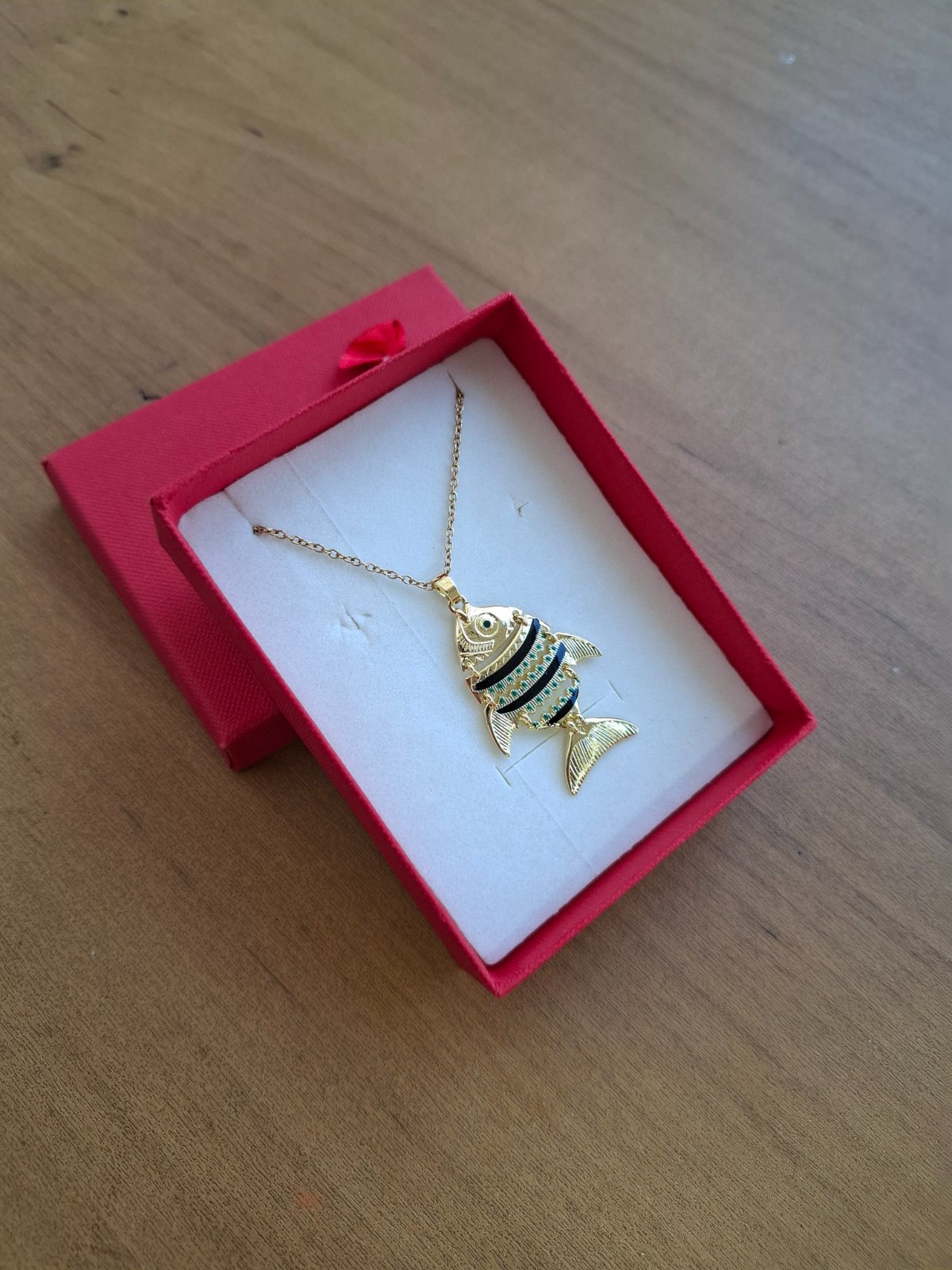 Collier doré avec un pendentif en forme de poisson articulé (acier inoxydable) 