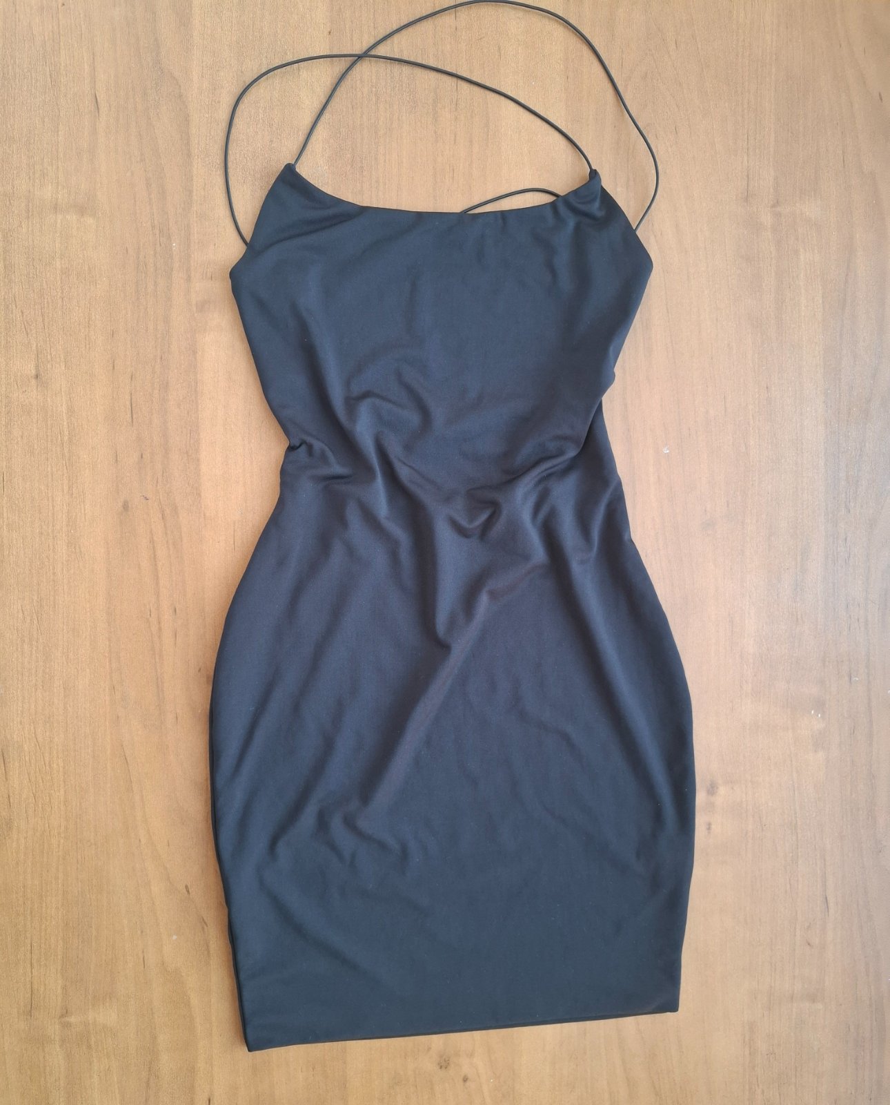 Robe courte et moulante de couleur noire