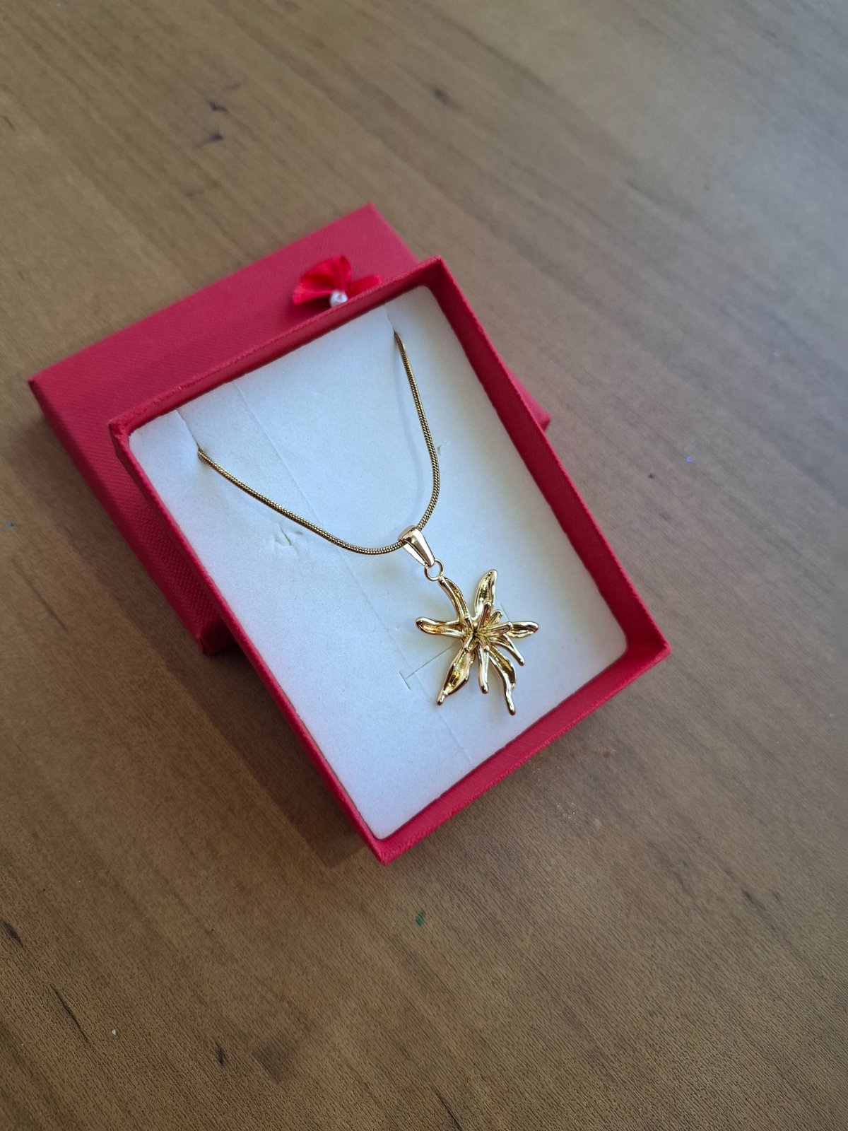 Collier fin avec pendentif en forme de fleur stylisée (acier inoxydable) 