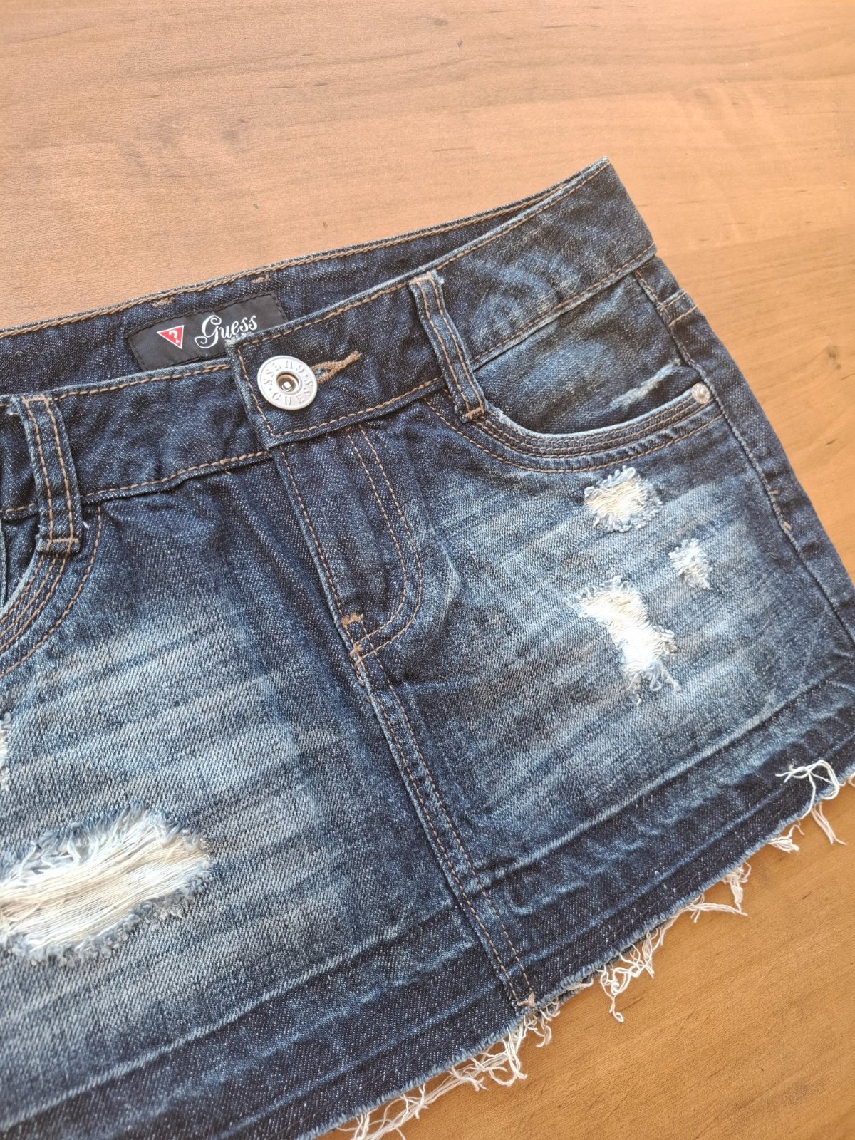 Mini-jupe GUESS en jean délavée et destroy