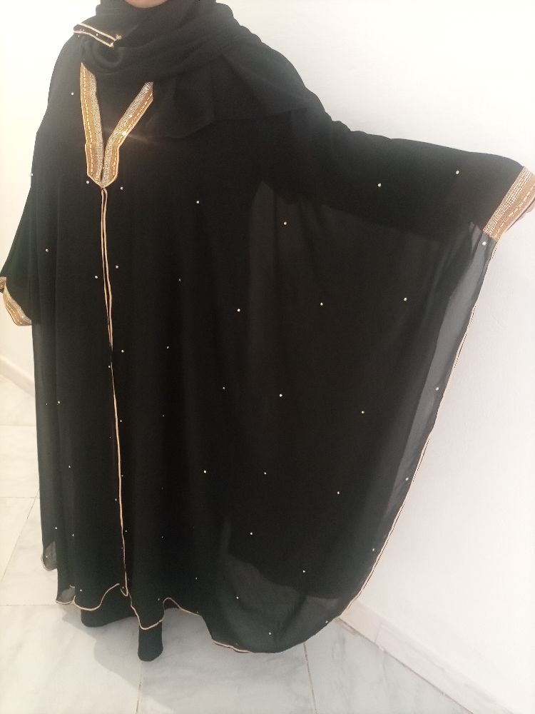 Caftan noir clouté 
